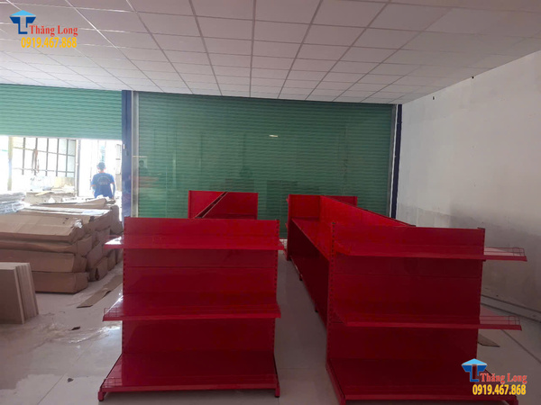 Lắp đặt kệ si&ecirc;u thị m&agrave;u đỏ tại T&acirc;y Ninh